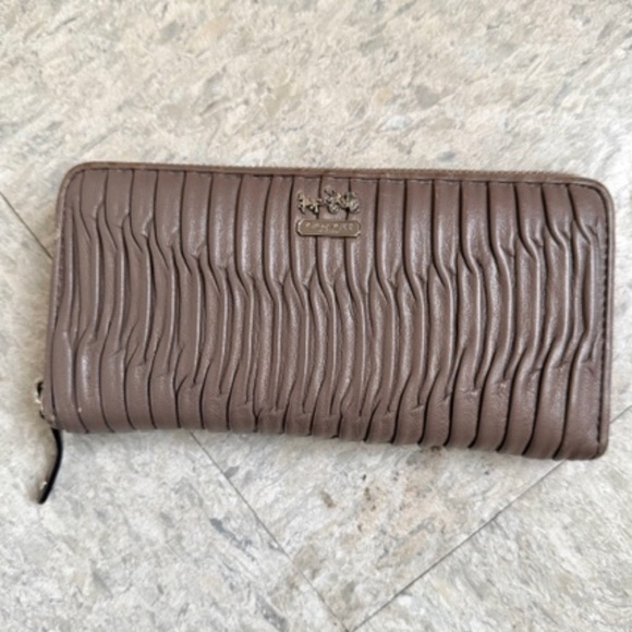 COACH Madison Gathered Twist Long Wallet Taupe Leather Clutch - Picture 1 of 12